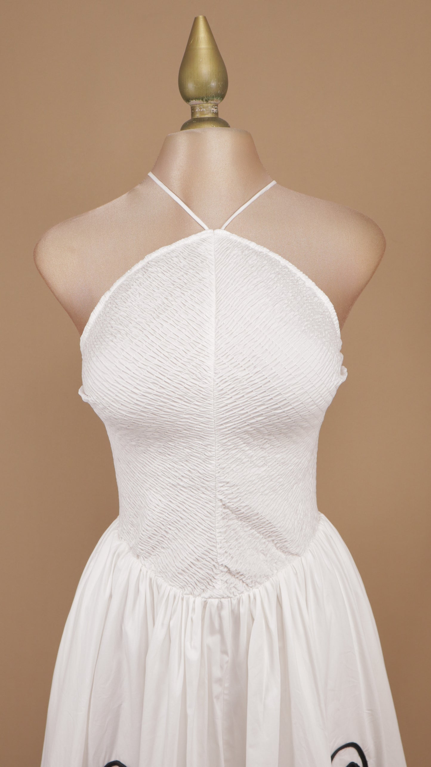 Vestido midi texturizado con cuello halter y bordado botánico lineal