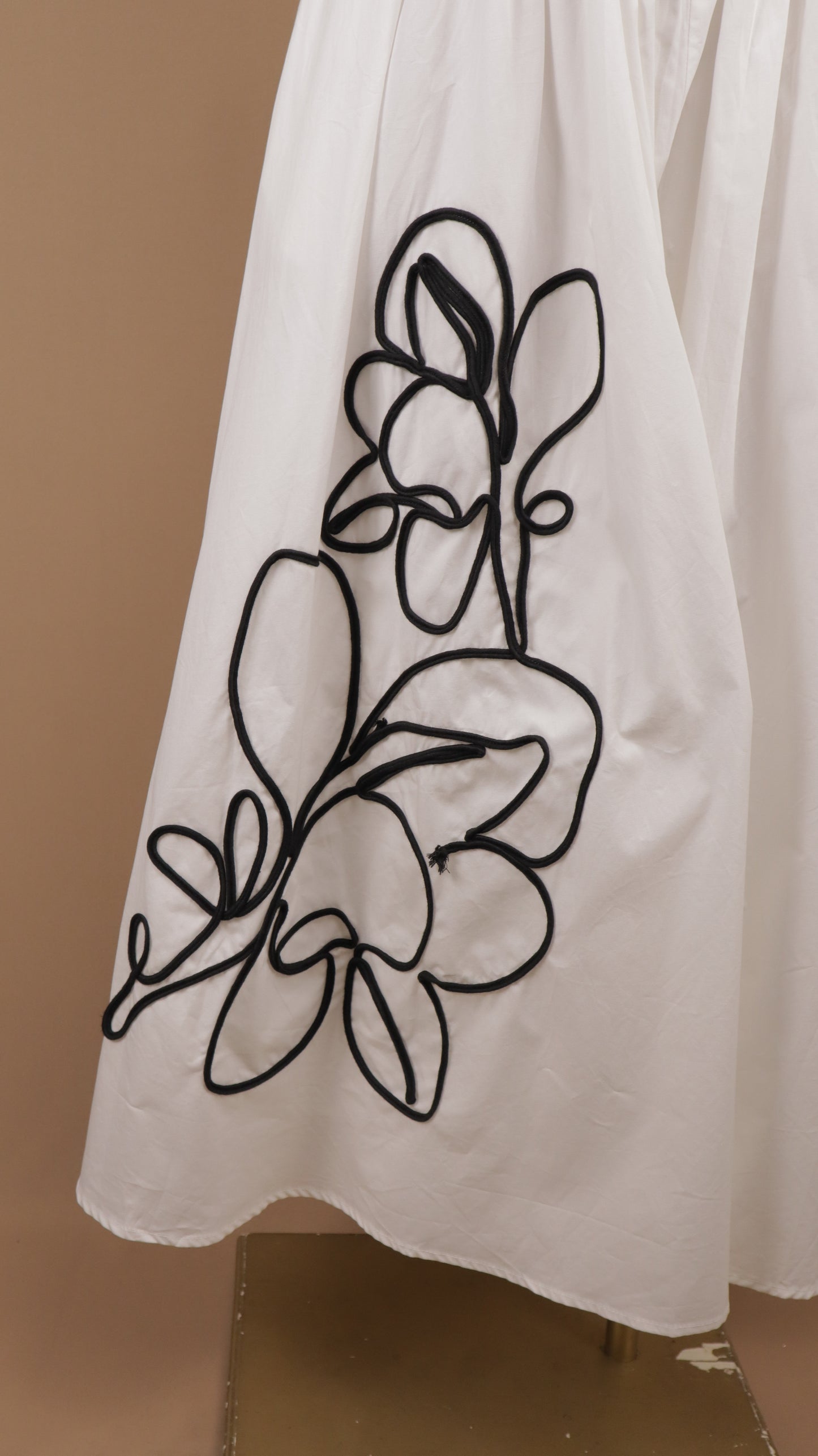Vestido midi texturizado con cuello halter y bordado botánico lineal