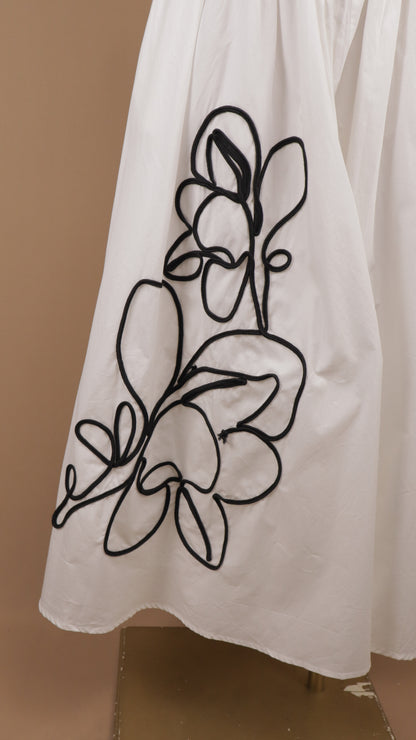 Vestido midi texturizado con cuello halter y bordado botánico lineal