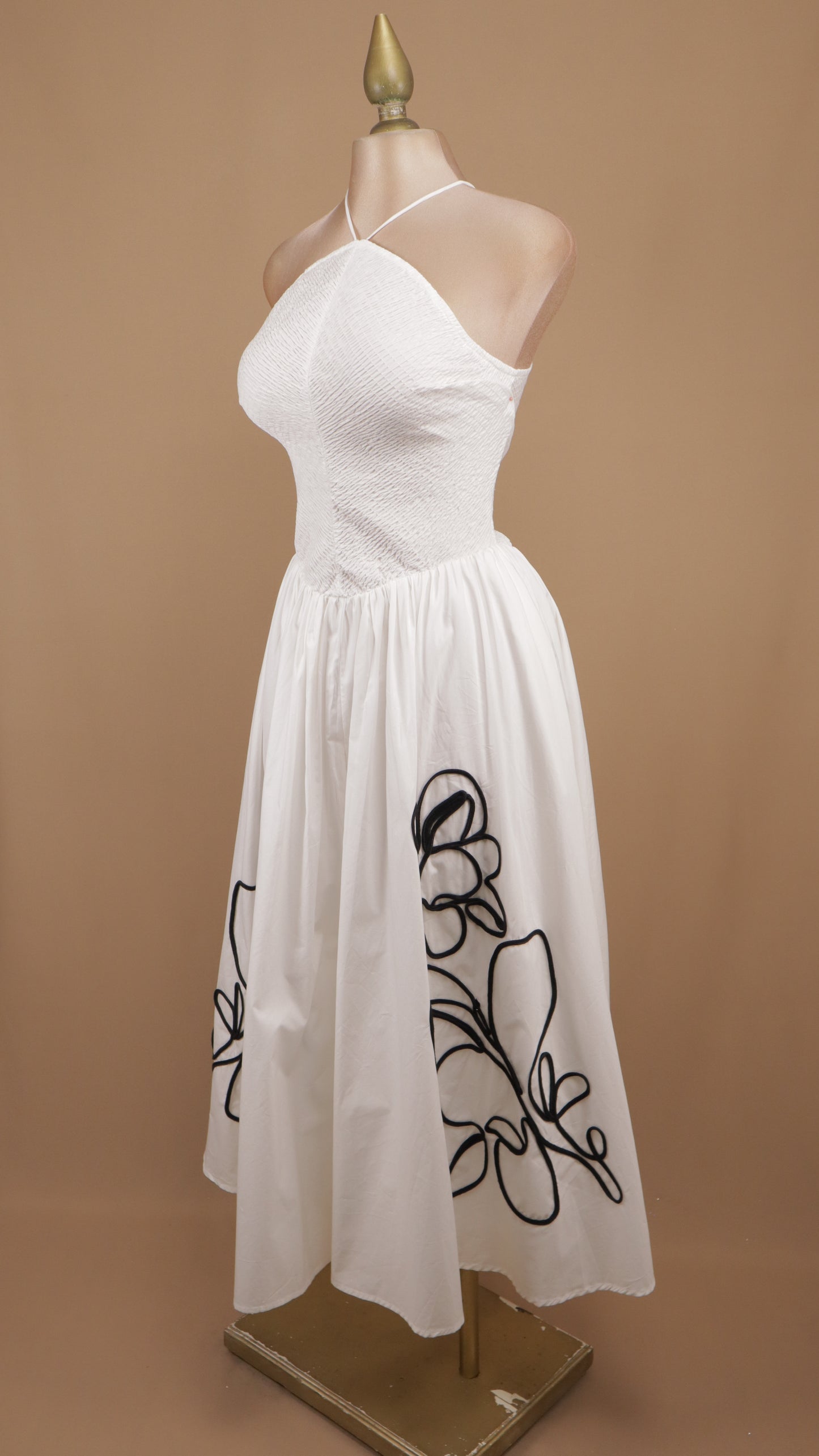 Vestido midi texturizado con cuello halter y bordado botánico lineal