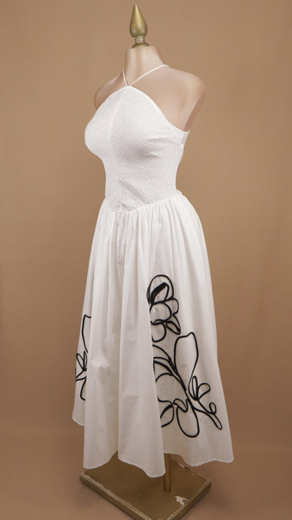 Vestido midi texturizado con cuello halter y bordado botánico lineal