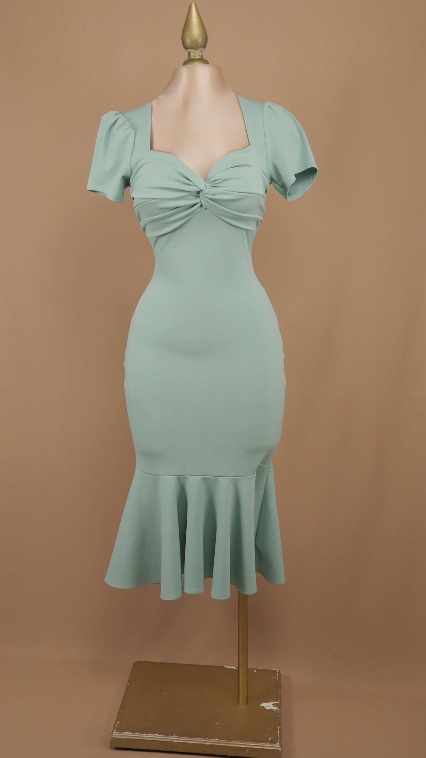Vestido midi entallado con escote corazón torcido y bajo de sirena