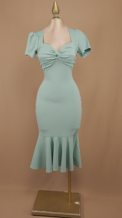 Vestido midi entallado con escote corazón torcido y bajo de sirena