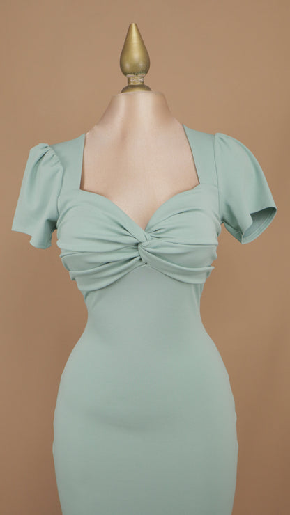 Vestido midi entallado con escote corazón torcido y bajo de sirena