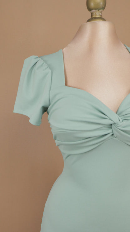 Vestido midi entallado con escote corazón torcido y bajo de sirena