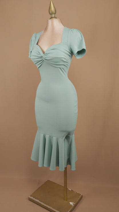 Vestido midi entallado con escote corazón torcido y bajo de sirena