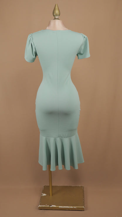 Vestido midi entallado con escote corazón torcido y bajo de sirena