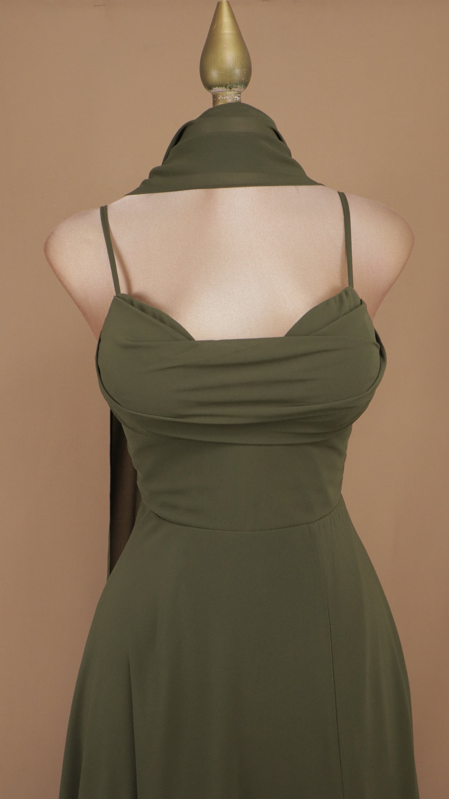 Vestido maxi de gala con escote drapeado, abertura y fular a juego
