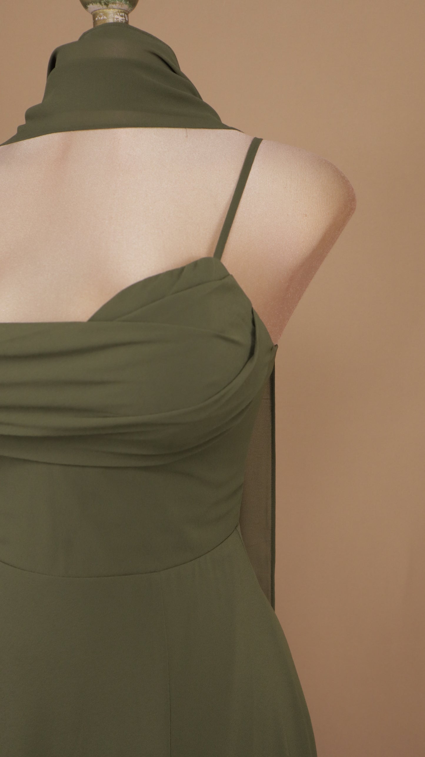 Vestido maxi de gala con escote drapeado, abertura y fular a juego