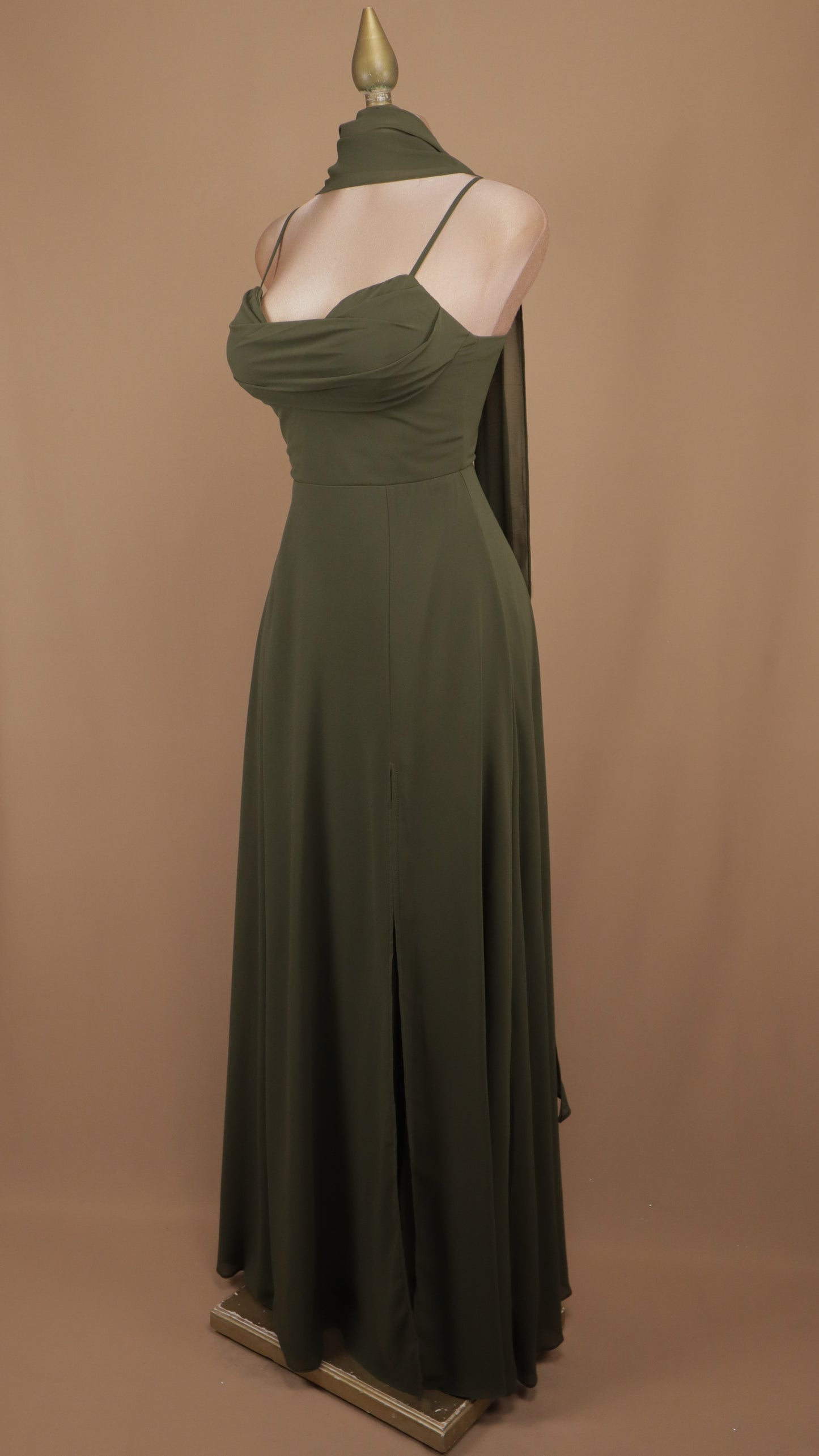 Vestido maxi de gala con escote drapeado, abertura y fular a juego