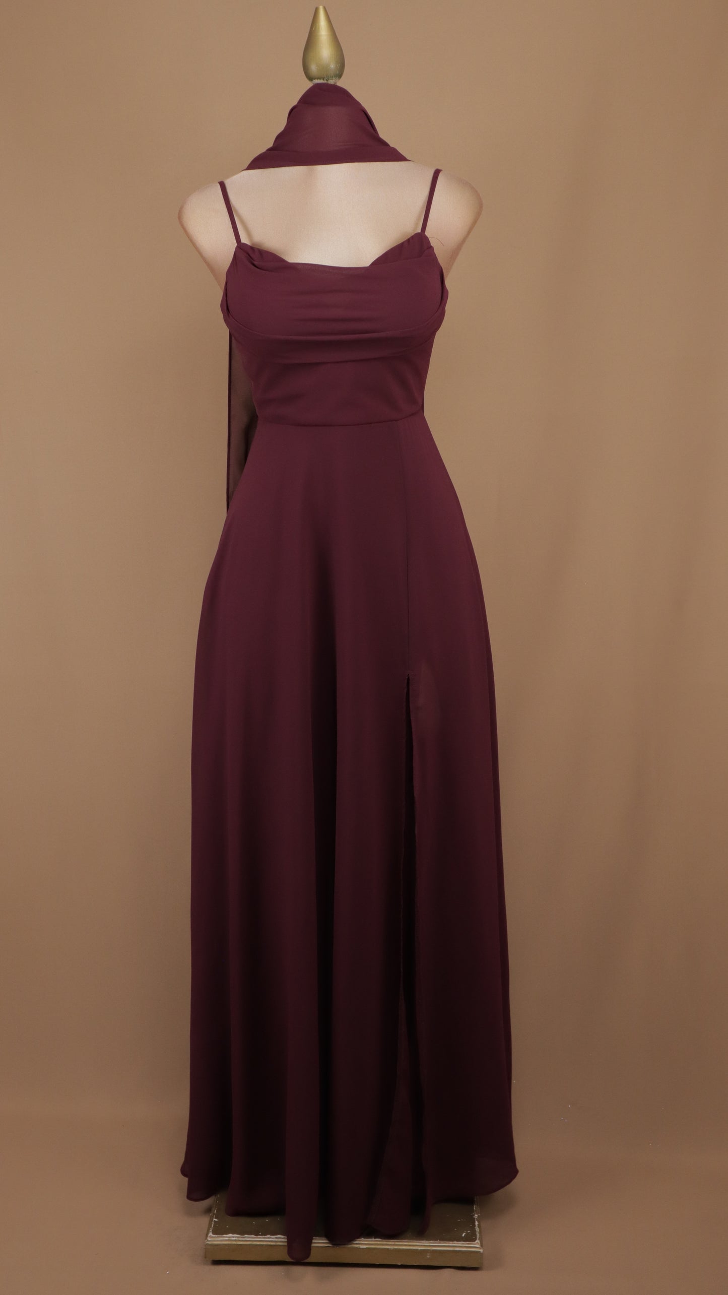 Vestido maxi de gala con escote drapeado, abertura y fular a juego