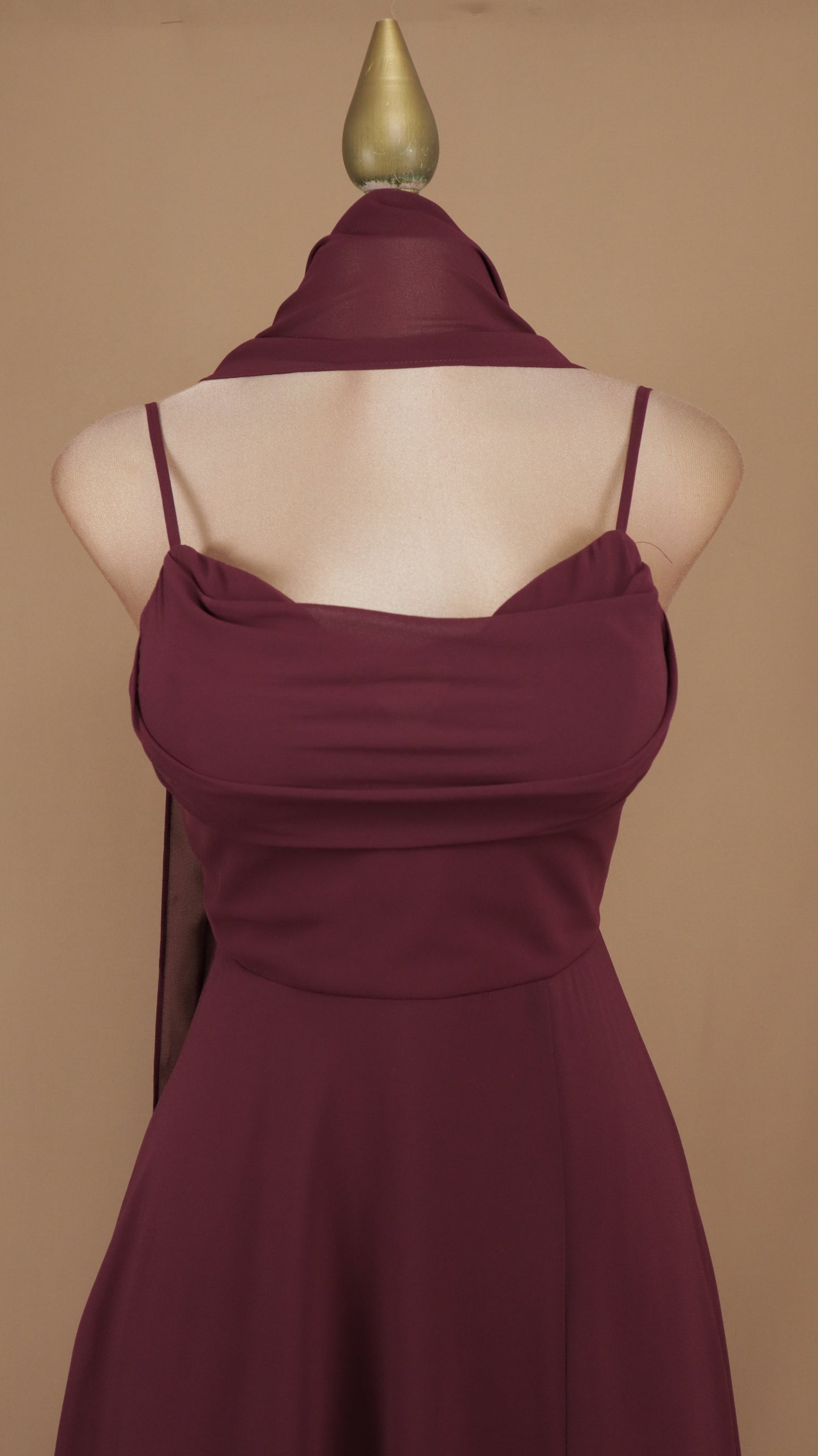 Vestido maxi de gala con escote drapeado, abertura y fular a juego