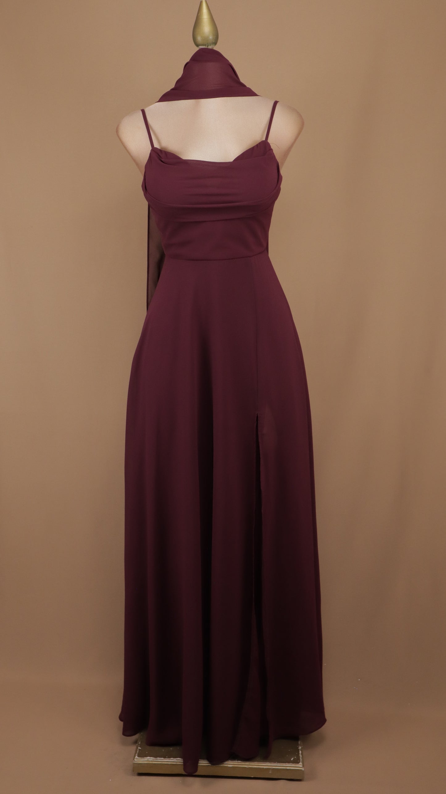 Vestido maxi de gala con escote drapeado, abertura y fular a juego