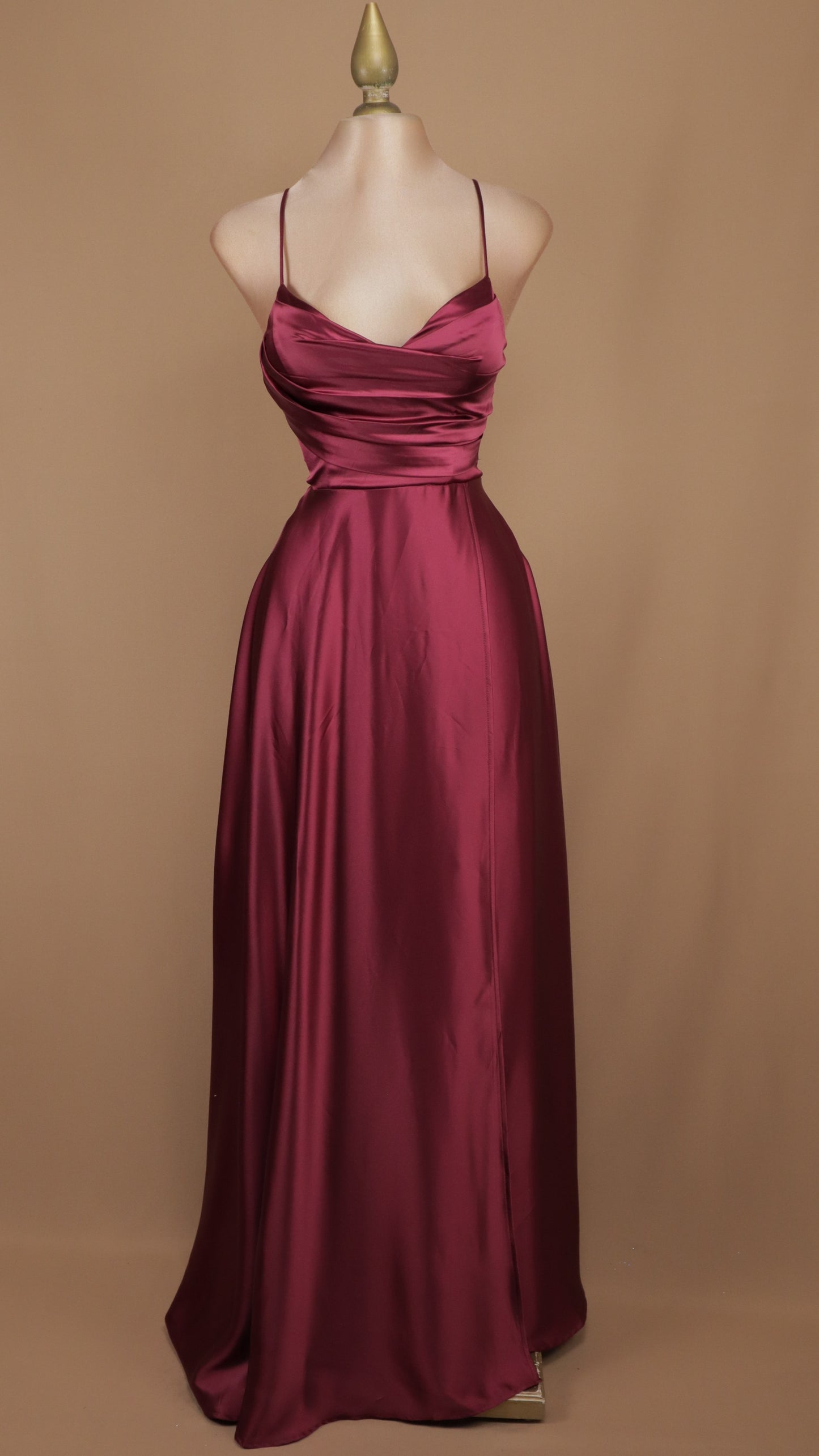 Vestido maxi de gala satinado con torso drapeado y tirantes cruzados