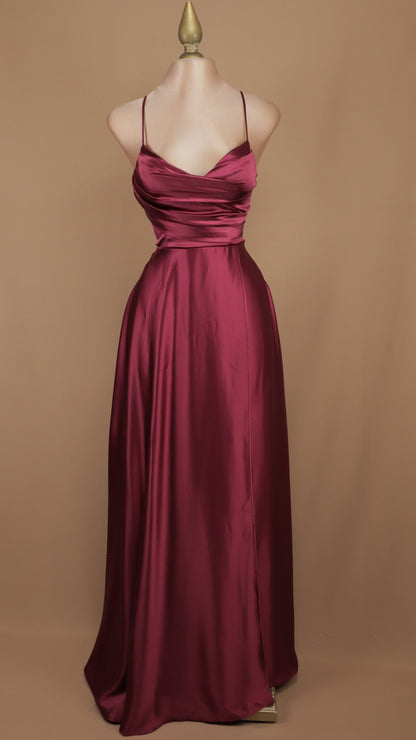 Vestido maxi de gala satinado con torso drapeado y tirantes cruzados