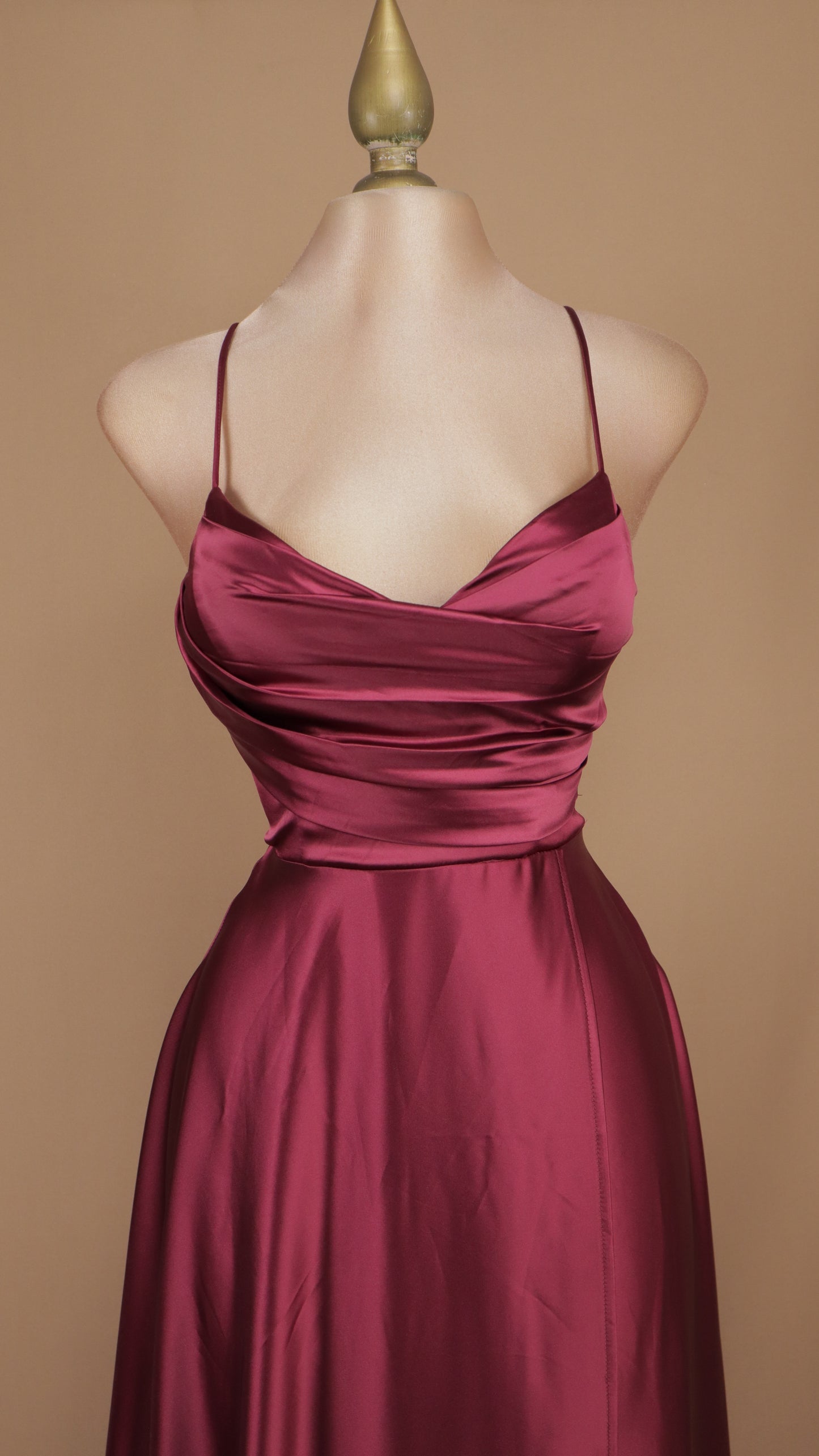 Vestido maxi de gala satinado con torso drapeado y tirantes cruzados