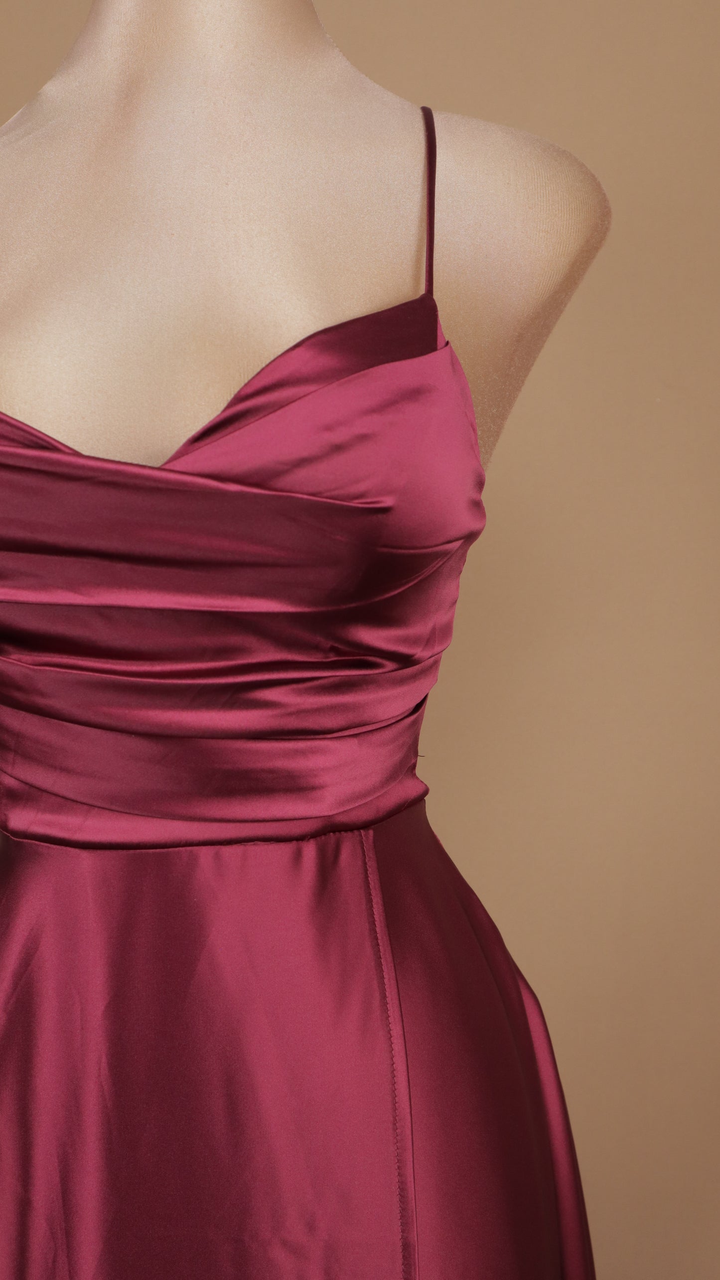 Vestido maxi de gala satinado con torso drapeado y tirantes cruzados