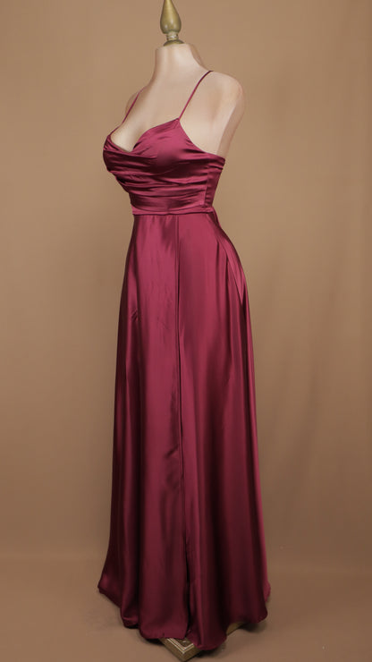 Vestido maxi de gala satinado con torso drapeado y tirantes cruzados