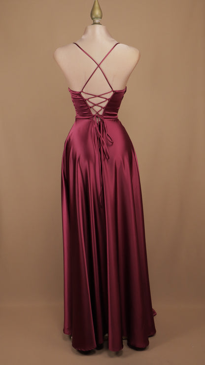 Vestido maxi de gala satinado con torso drapeado y tirantes cruzados