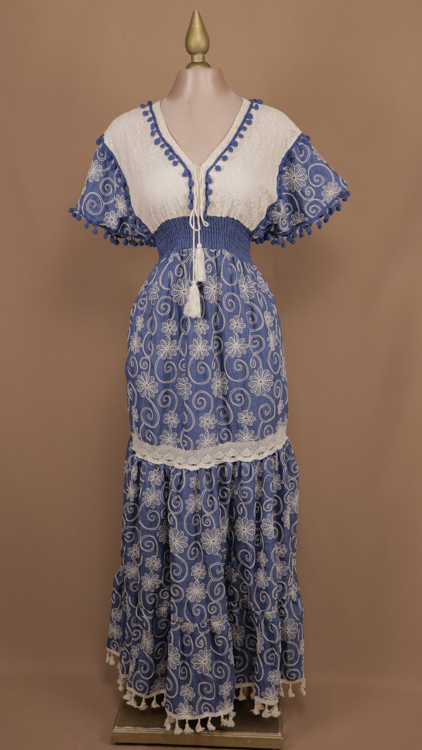 Vestido largo casual con bordado