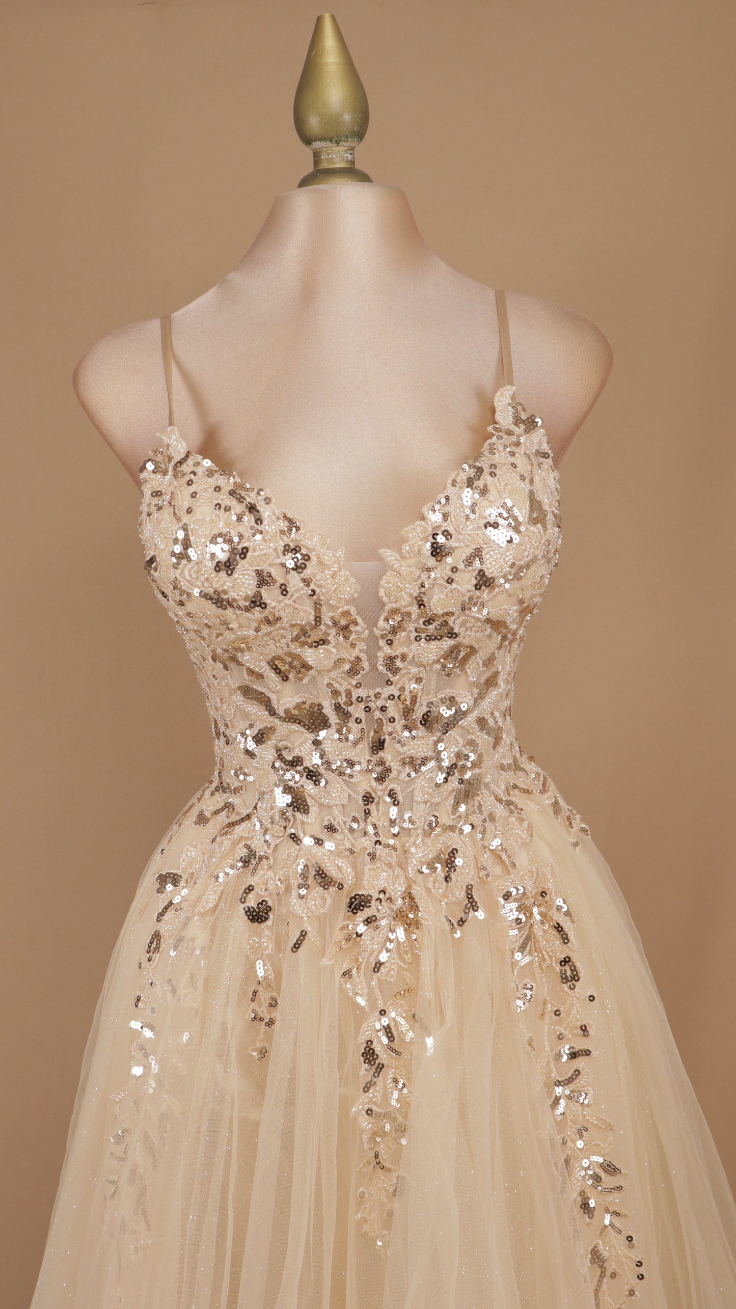 Vestido largo de tull corte princesa con aplicación