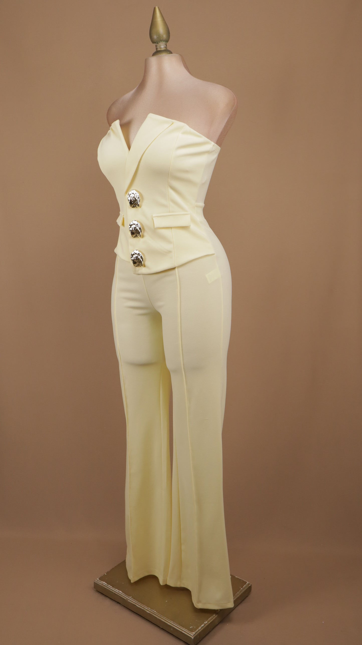 Palazzo sastrero strapless con top tipo chaleco y botones dorados