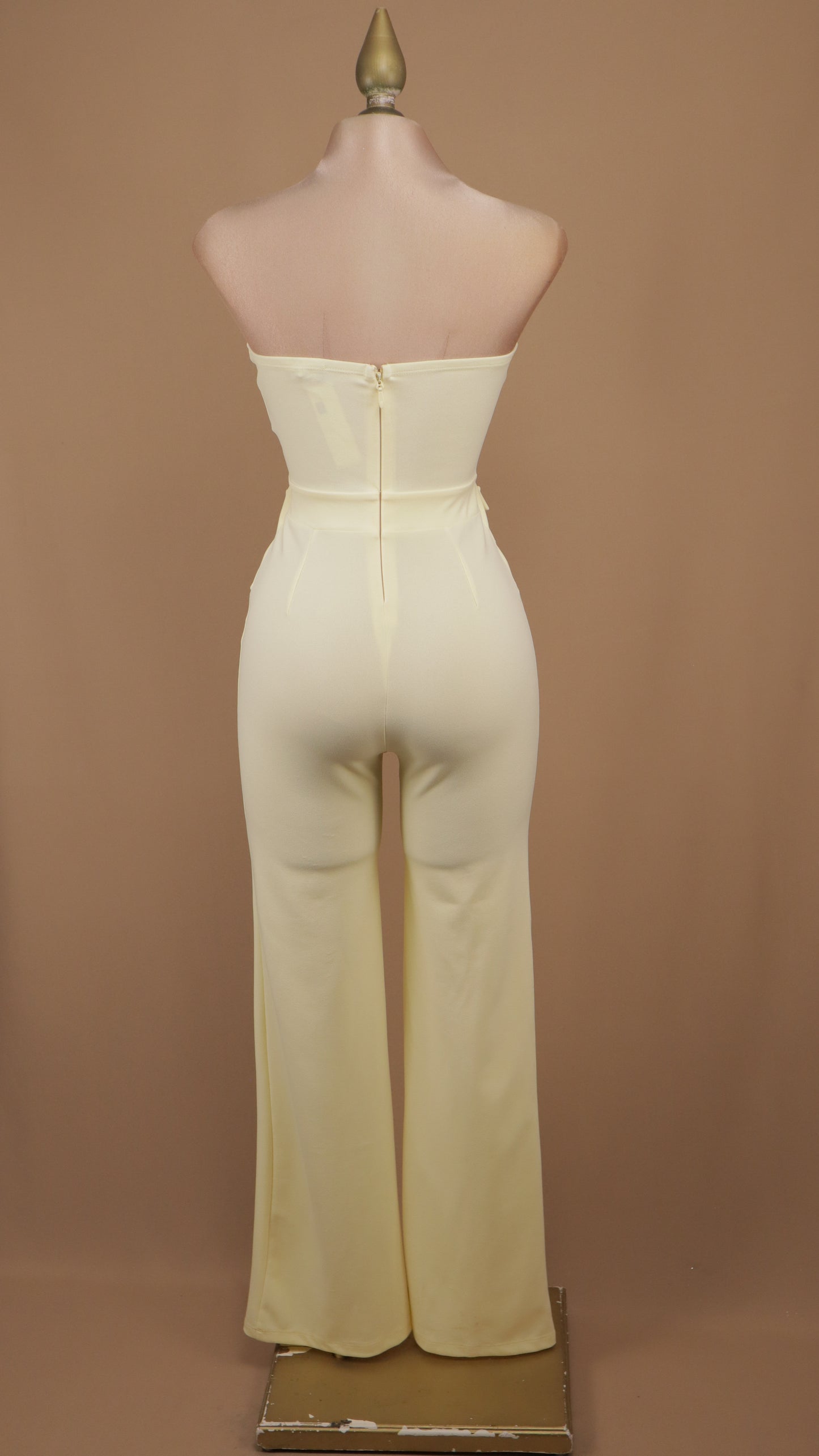 Palazzo sastrero strapless con top tipo chaleco y botones dorados