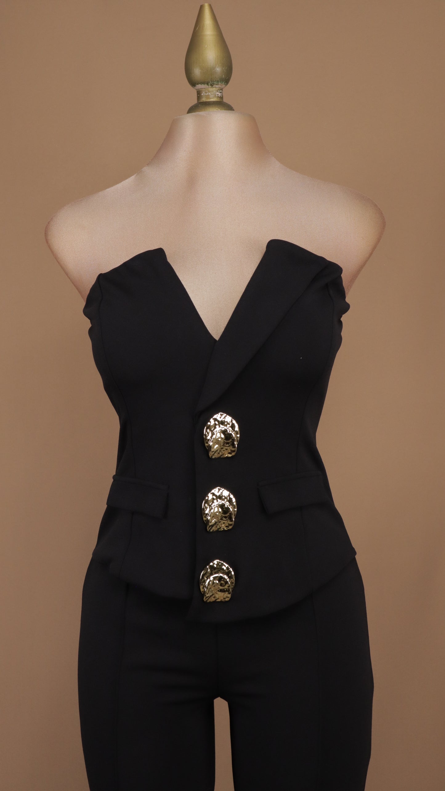 Palazzo sastrero strapless con top tipo chaleco y botones dorados