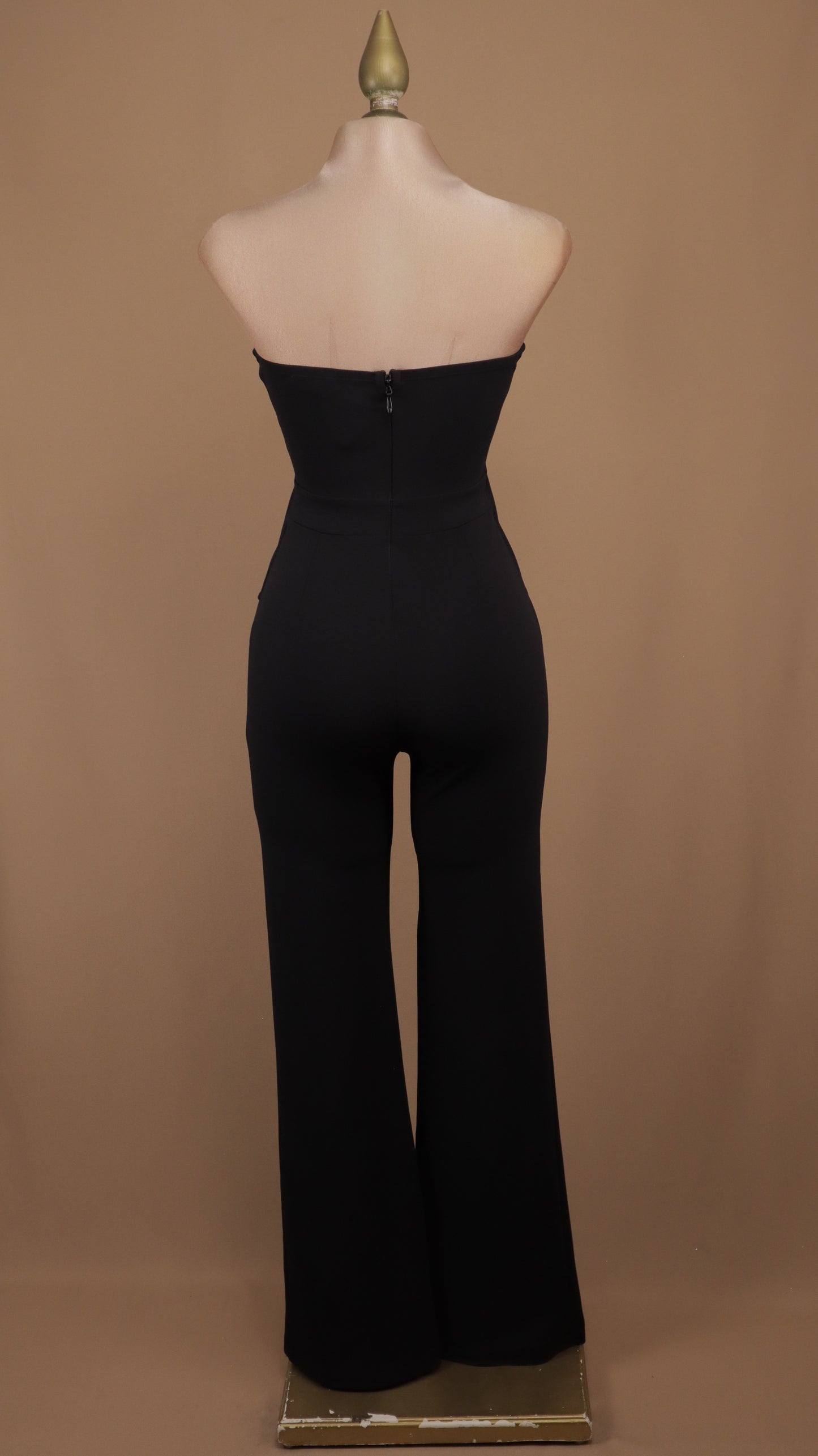 Palazzo sastrero strapless con top tipo chaleco y botones dorados