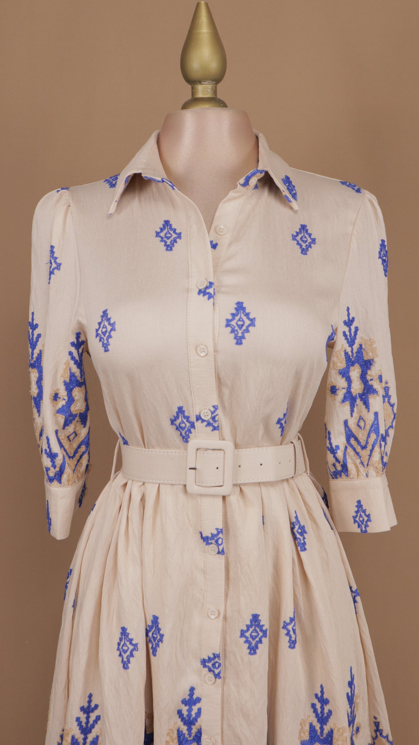 Vestido corto manga larga con bordado