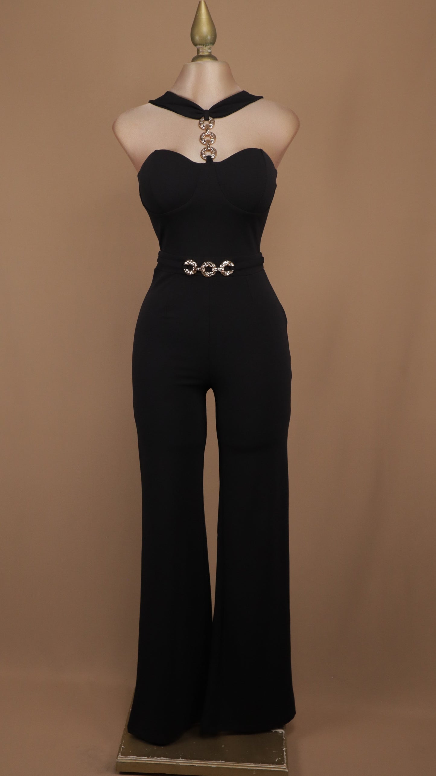 Palazzo de noche con cuello halter y argollas doradas