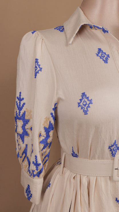 Vestido corto manga larga con bordado