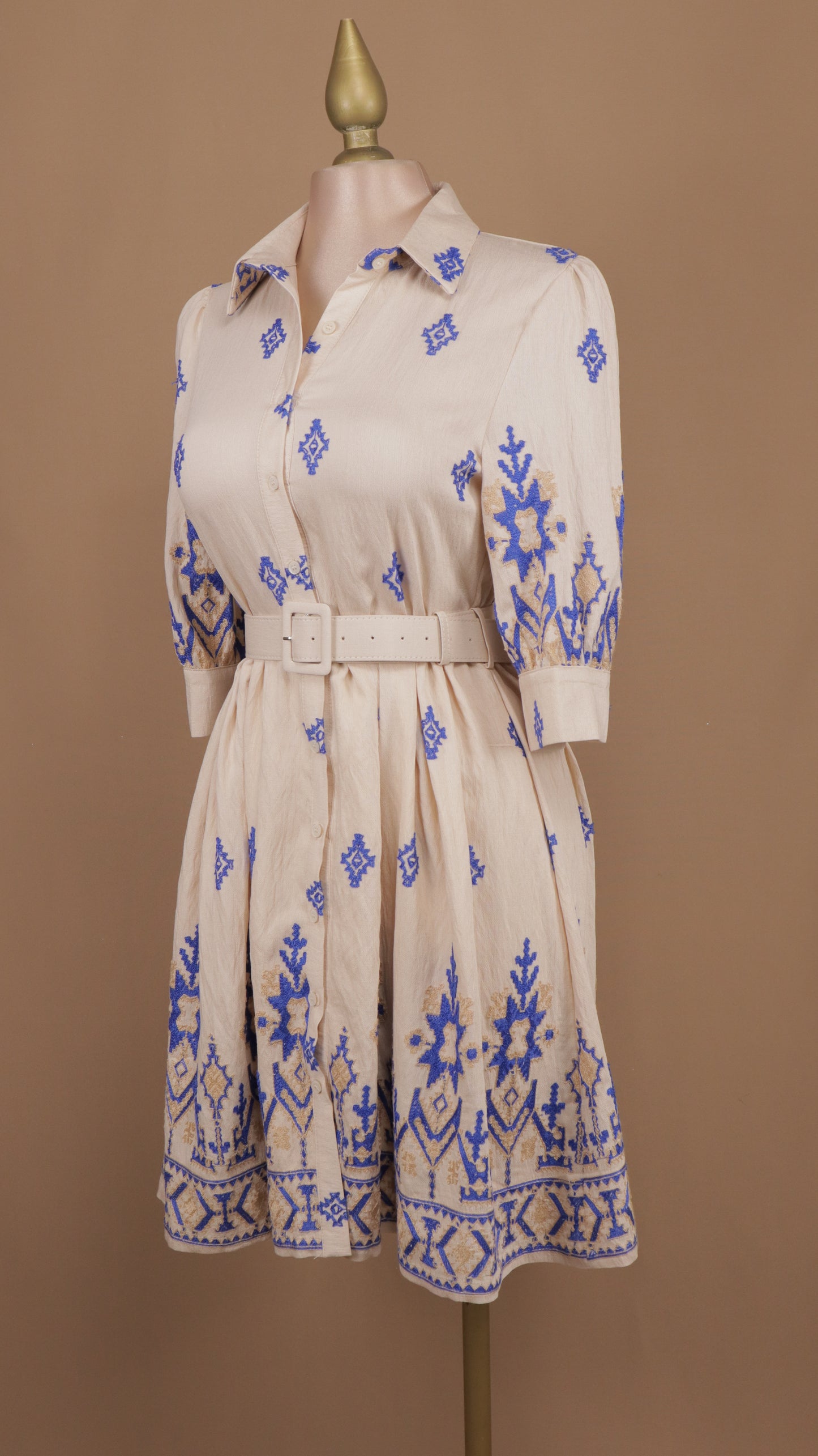Vestido corto manga larga con bordado