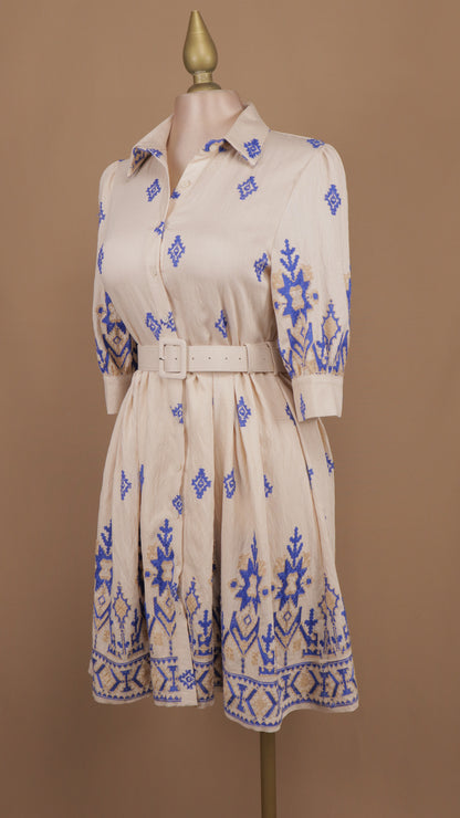 Vestido corto manga larga con bordado