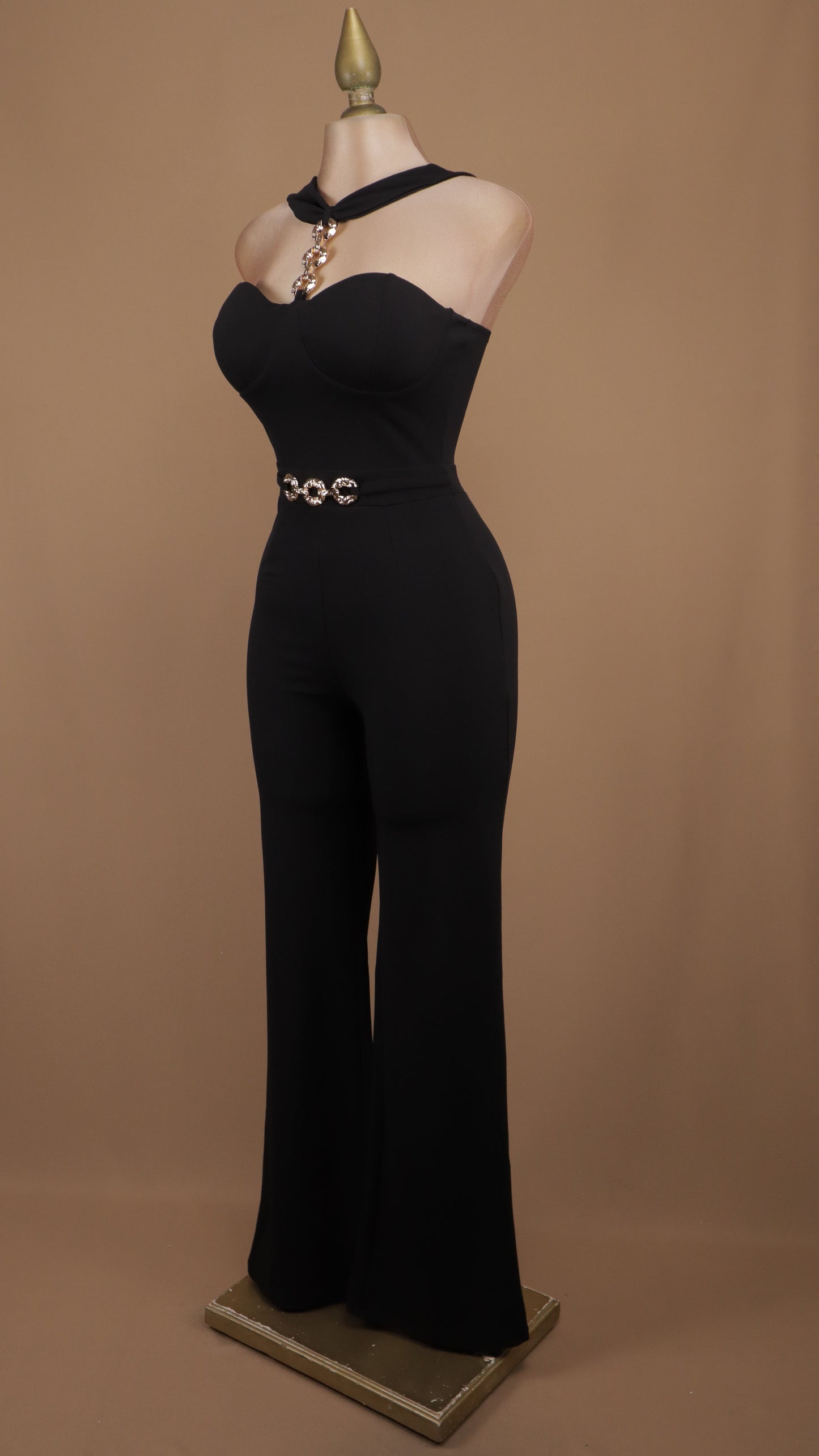 Palazzo de noche con cuello halter y argollas doradas