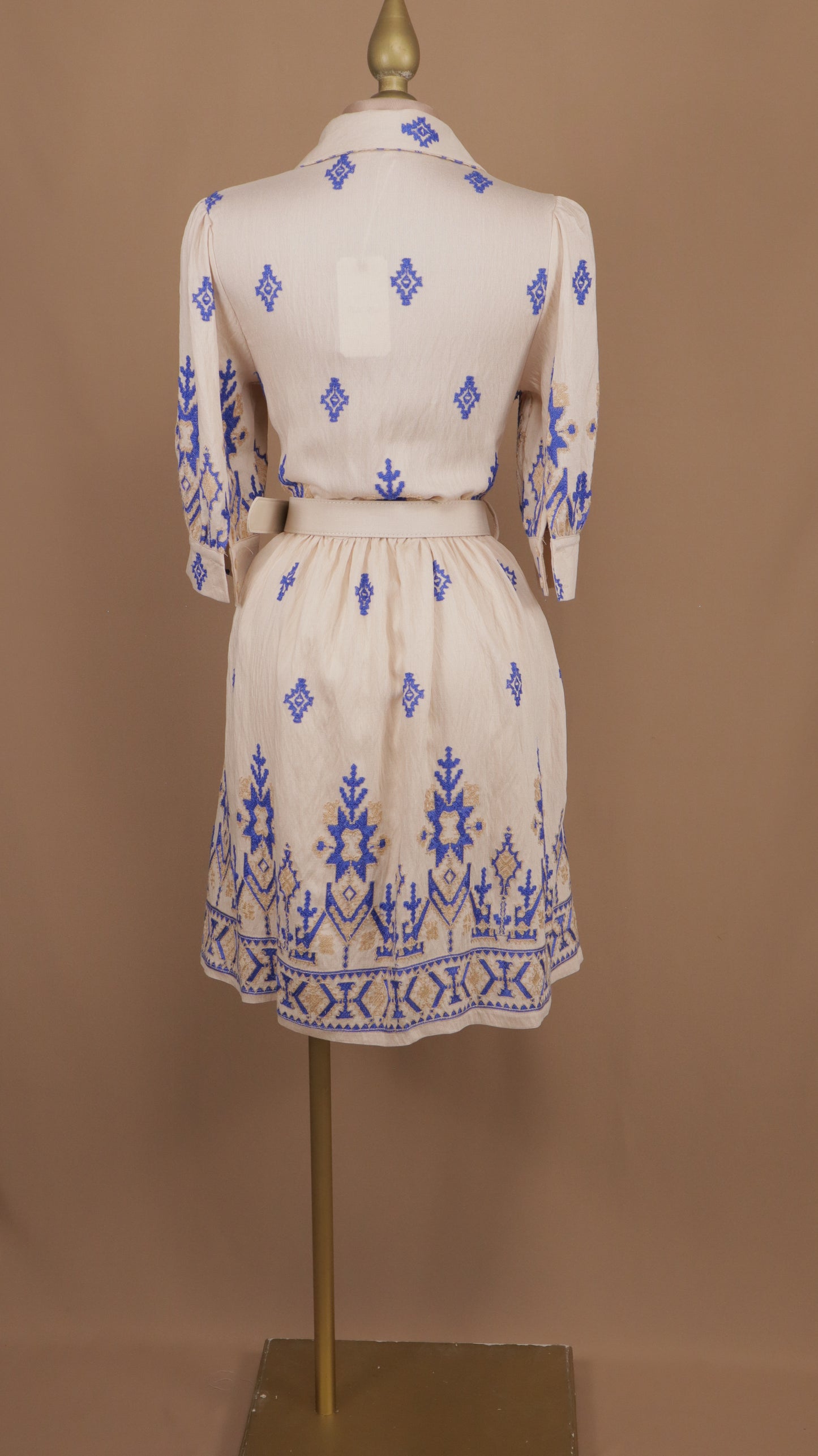 Vestido corto manga larga con bordado