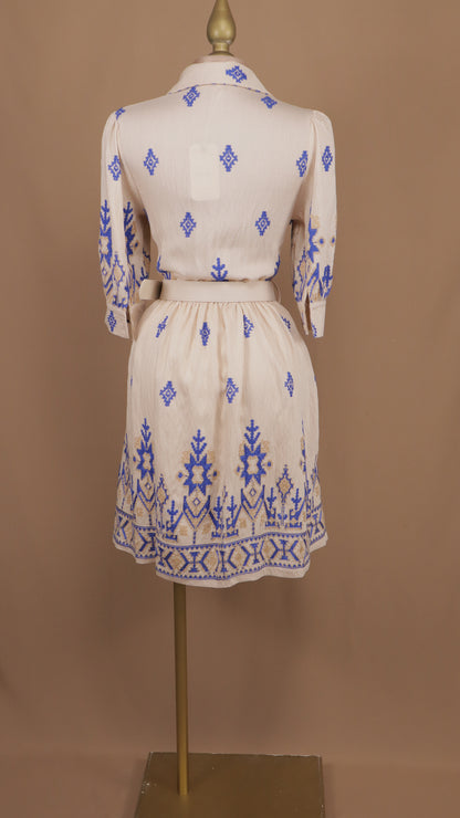 Vestido corto manga larga con bordado
