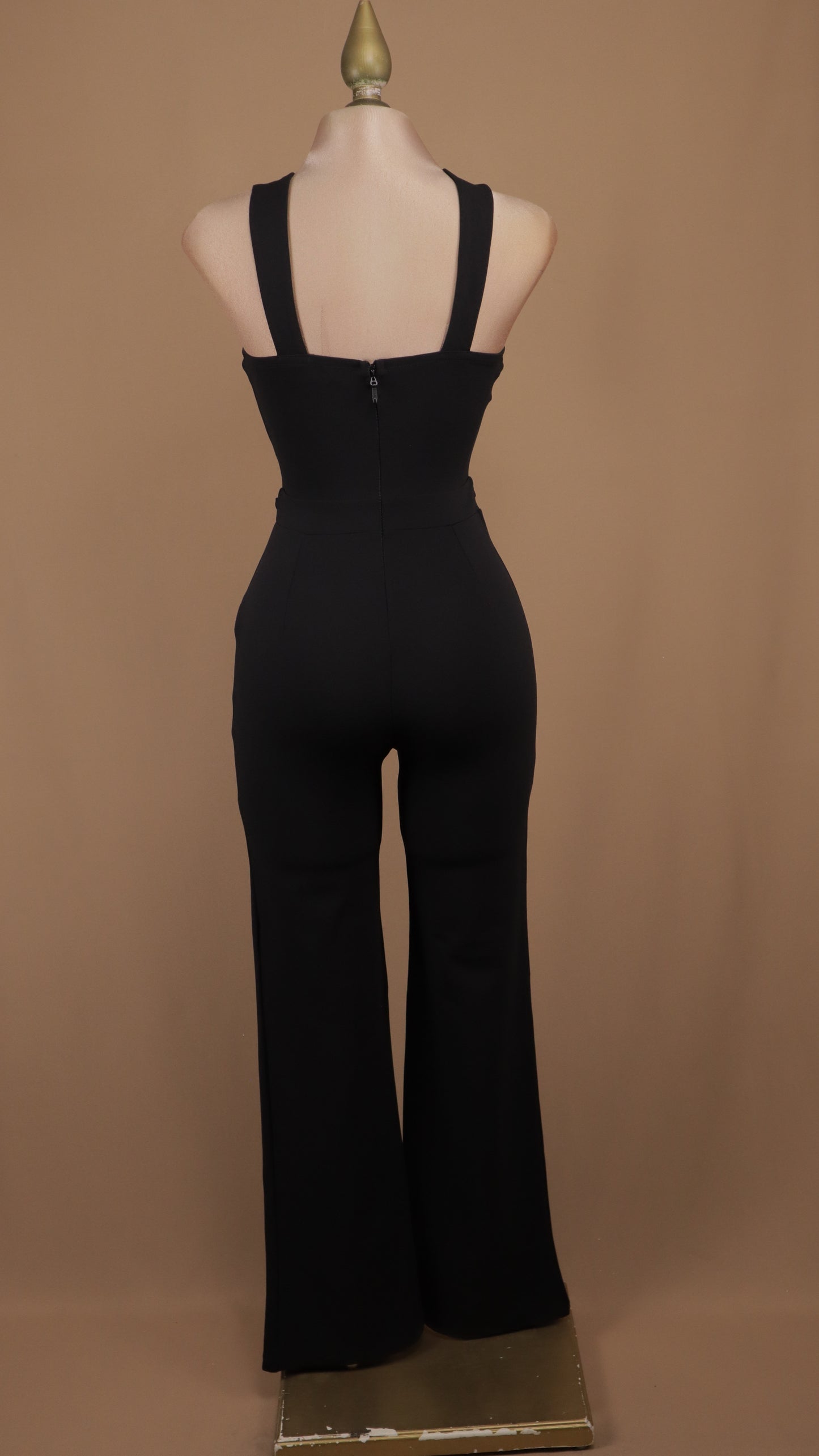 Palazzo de noche con cuello halter y argollas doradas