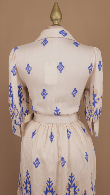 Vestido corto manga larga con bordado