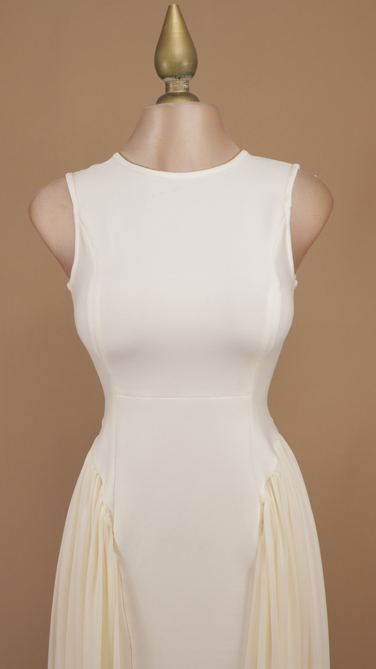 Vestido midi estructurado con faldón lateral de gasa translúcida