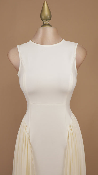 Vestido midi estructurado con faldón lateral de gasa translúcida