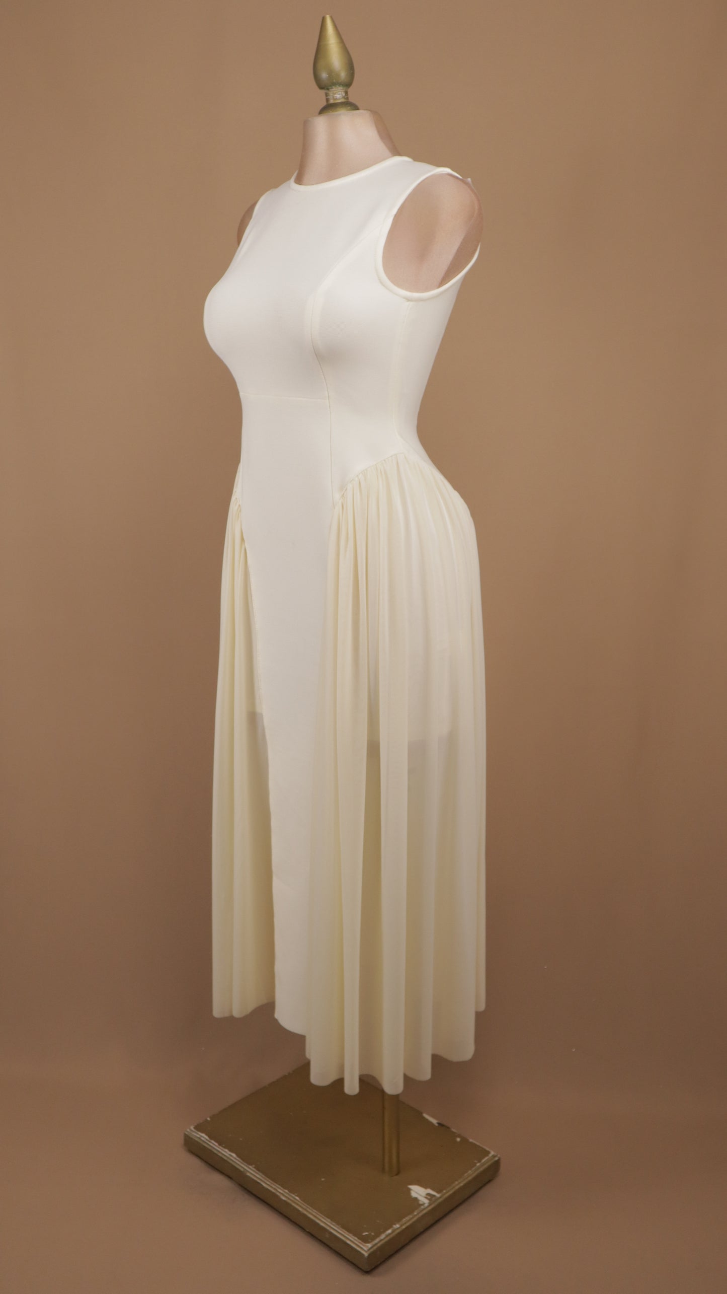 Vestido midi estructurado con faldón lateral de gasa translúcida