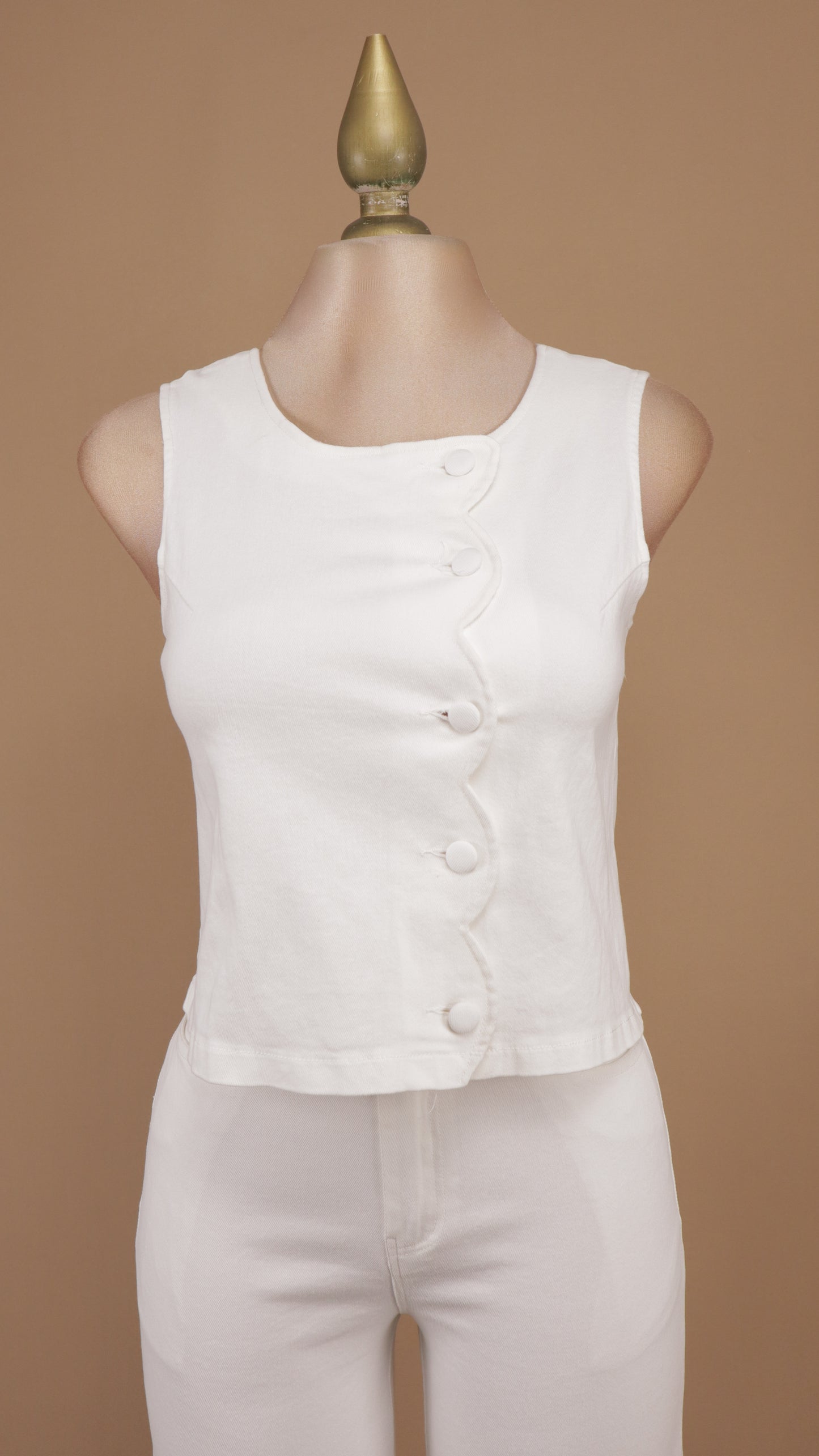 Conjunto de dos piezas de mezclilla blanca con bordes festoneados (scallop) y botones forrados