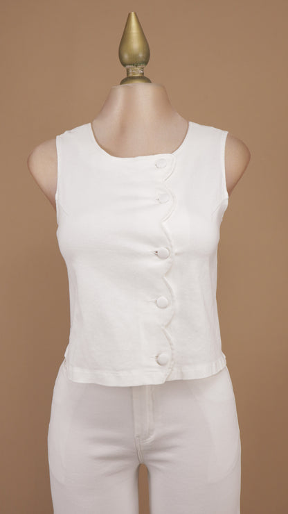 Conjunto de dos piezas de mezclilla blanca con bordes festoneados (scallop) y botones forrados