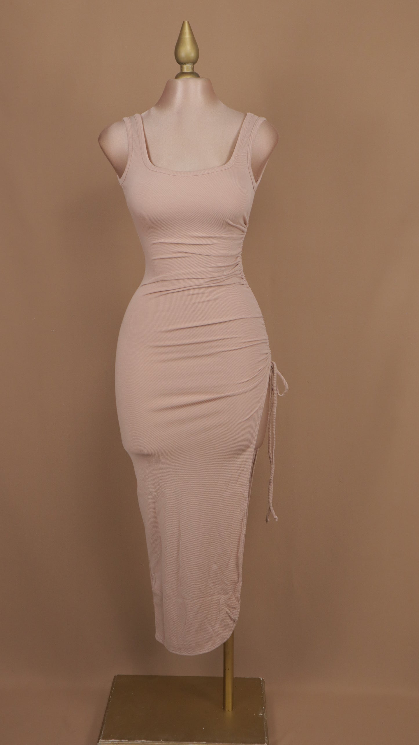 Vestido midi con plisado en pierna
