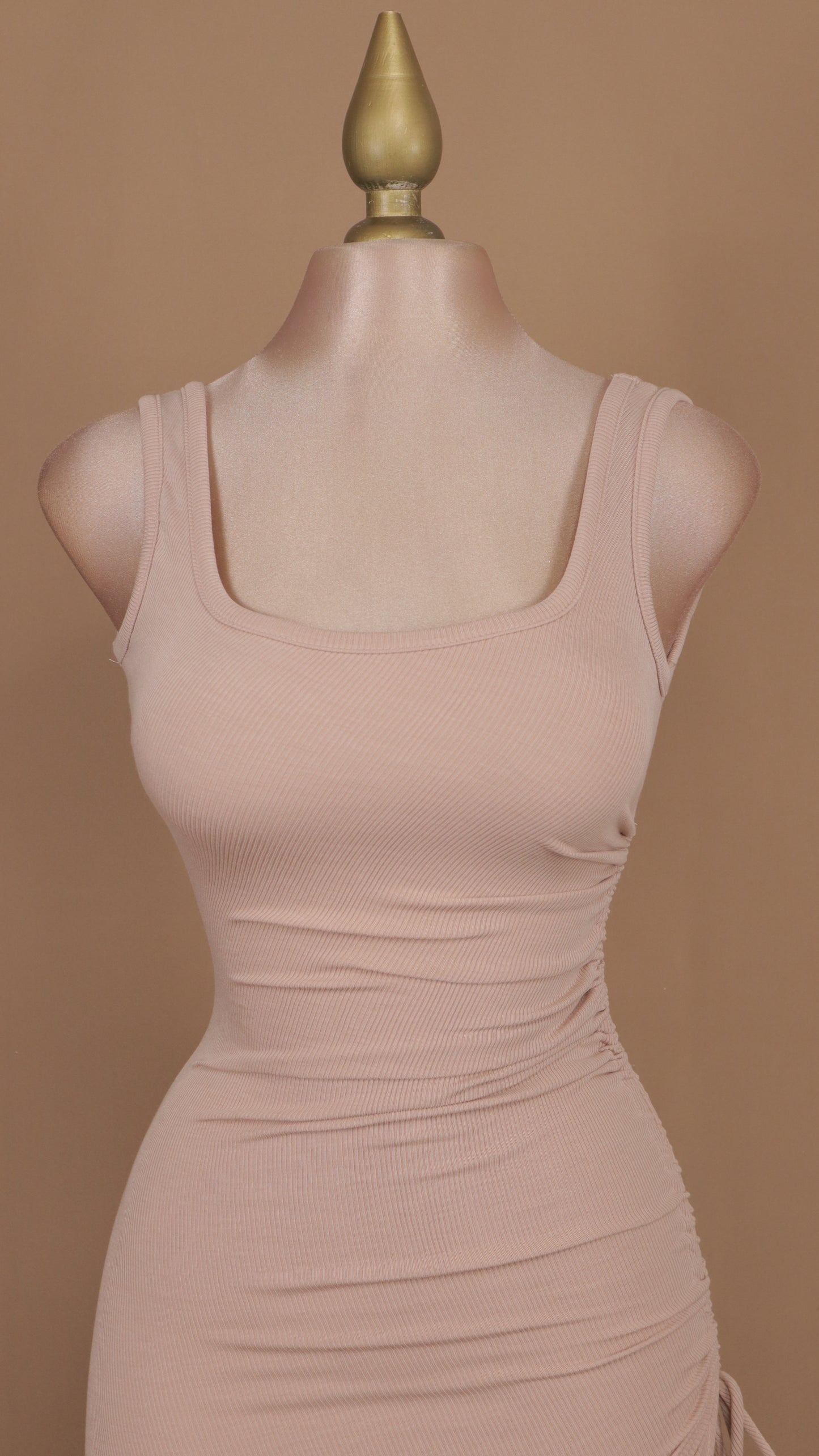 Vestido midi con plisado en pierna