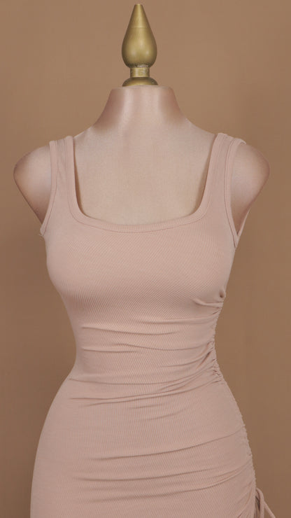 Vestido midi con plisado en pierna