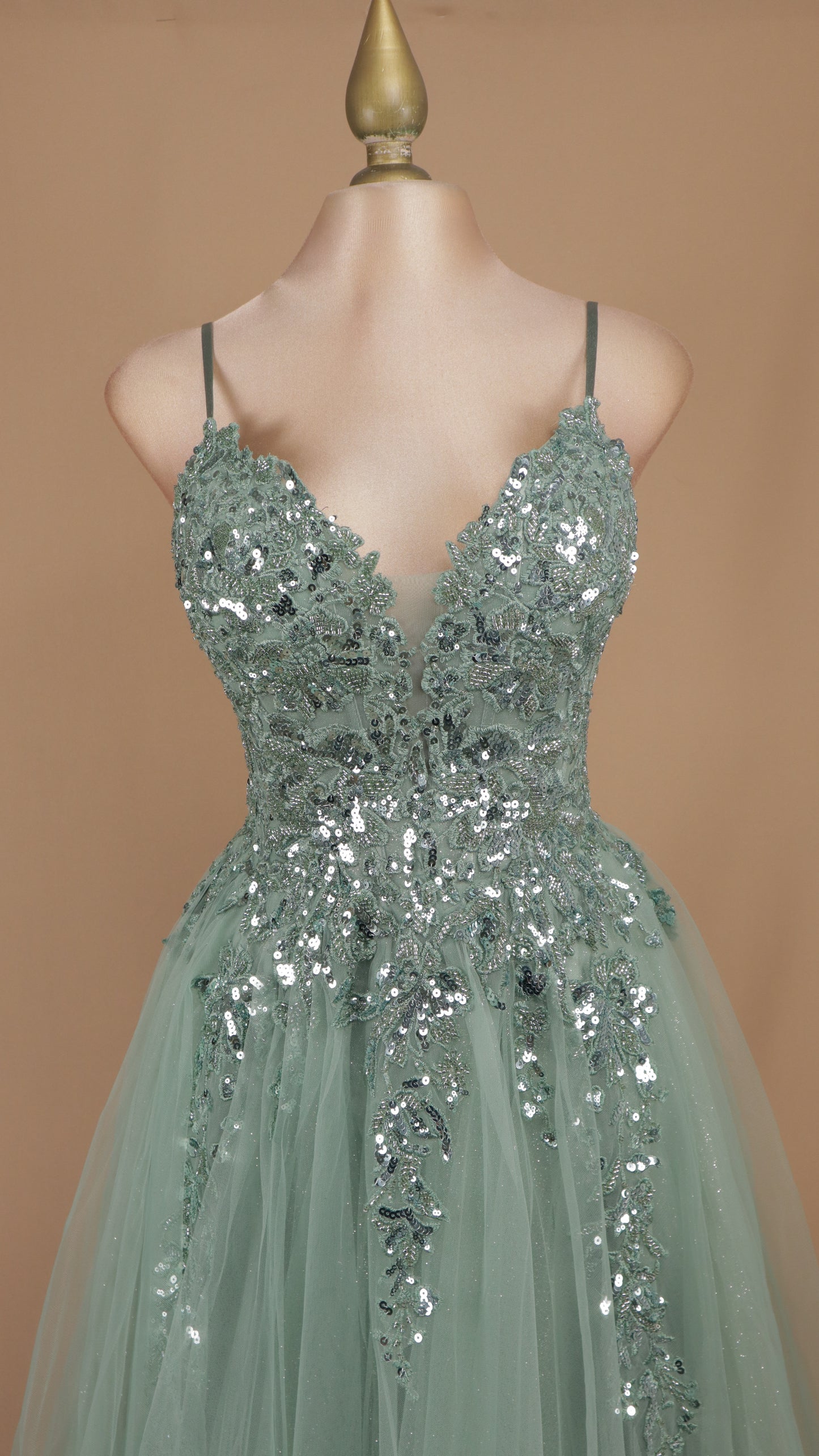 Vestido largo de tull corte princesa con aplicación