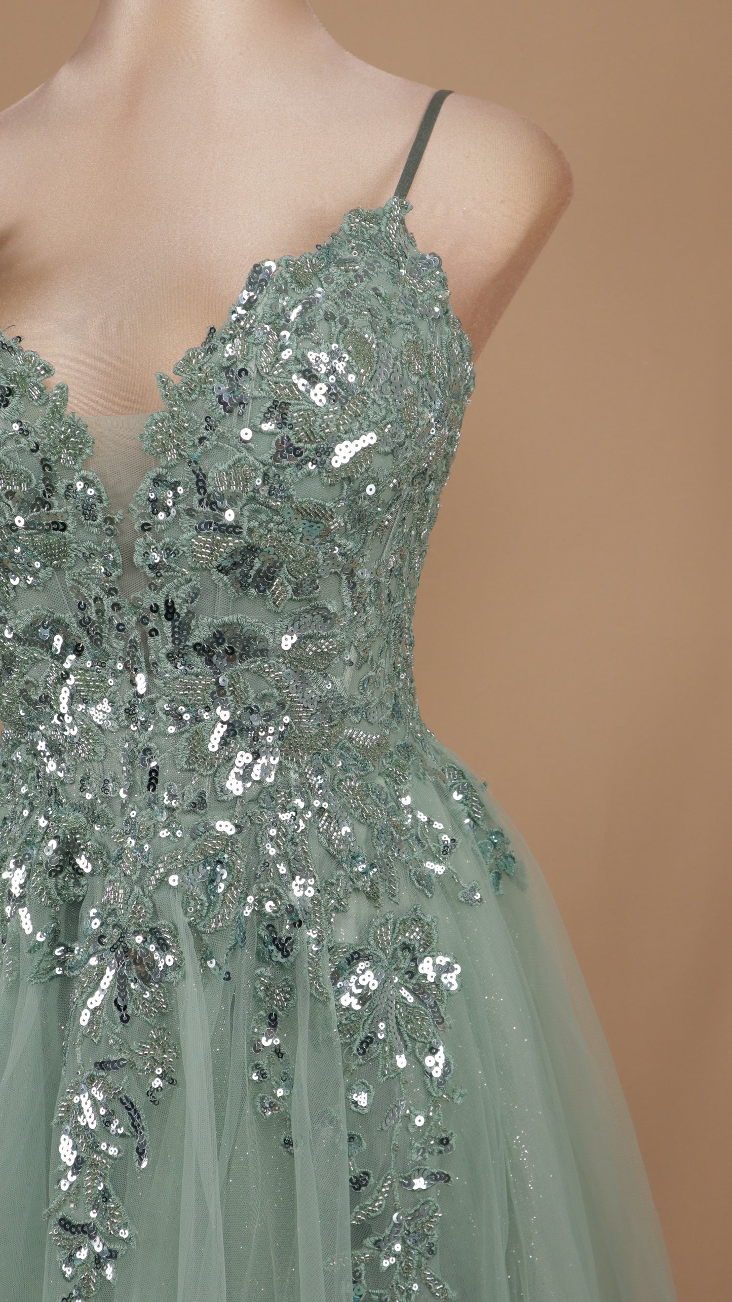Vestido largo de tull corte princesa con aplicación