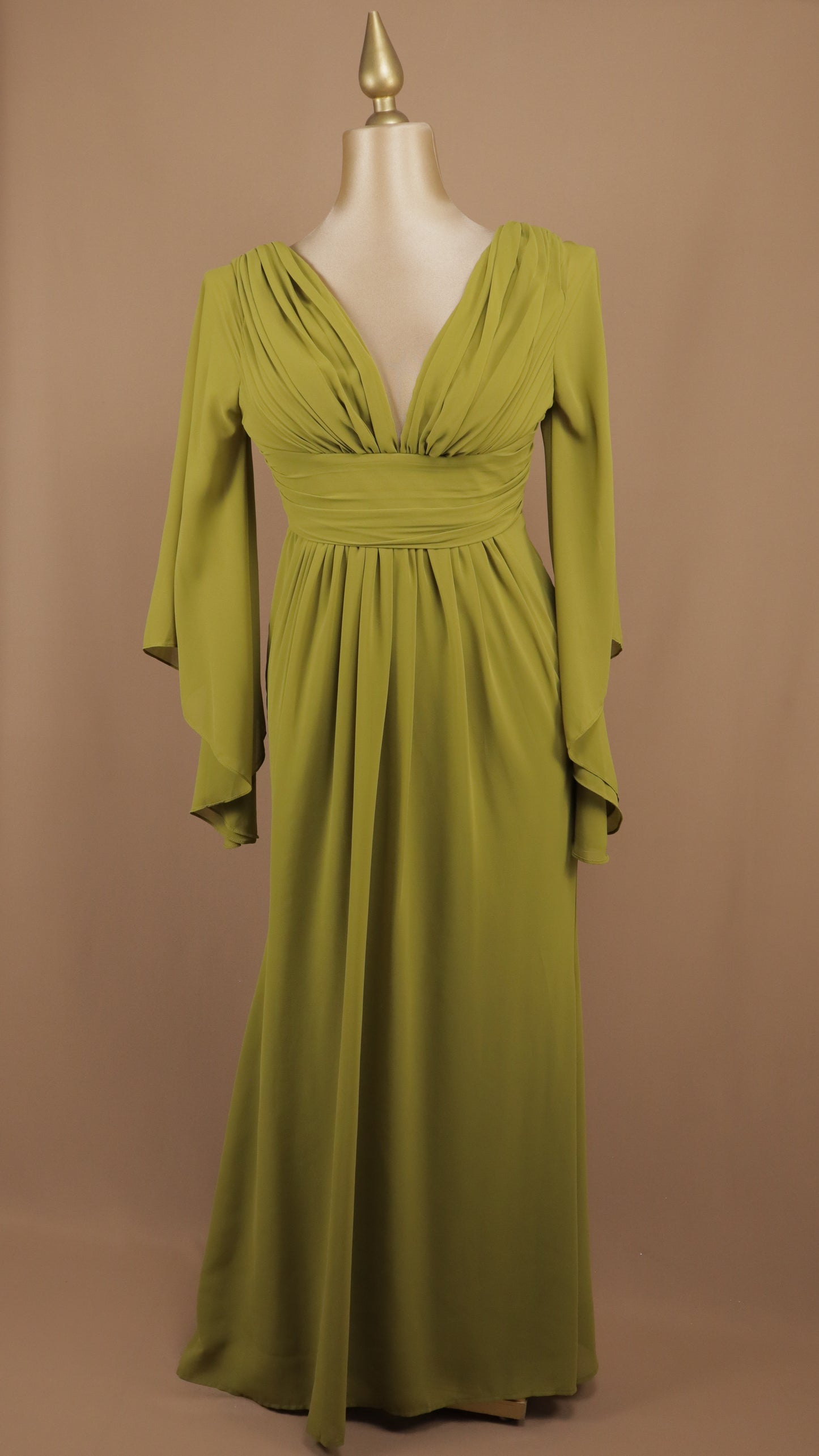Vestido largo de gasa con escote en "V" drapeado y mangas acampanadas de estilo helénico
